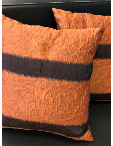 Декоративни възглавници в оранжева гама и тъмни линии-1