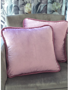 Декоративни възглавници от плюш в лилав цвят с кант-1