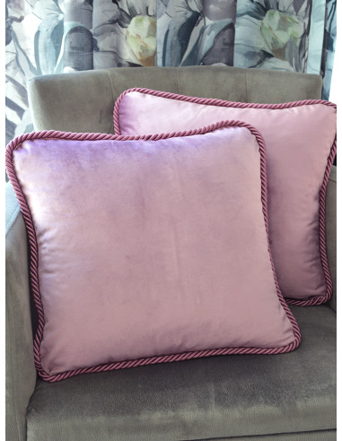 Декоративни възглавници от плюш в лилав цвят-1