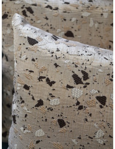 Декоративни възглавници в бежов нюанс с интересен дизайн на петна-3