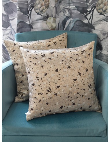 Декоративни възглавници в бежов нюанс с интересен дизайн на петна-2