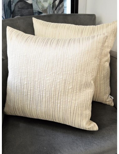 Декоративни възглавници в кремав нюанс и вертикални линии-2