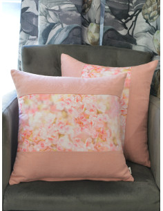 Комплект двулицеви абстрактни възглавници в розов нюанс и цветя-1