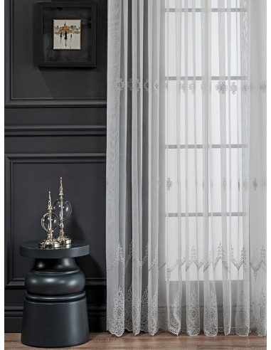 Нежна бродерия с блясък в бял цвят-2