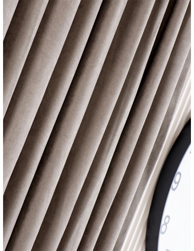 Внесете стил и топлина във вашия дом с тази готова завеса в елегантния нюанс на капучино.