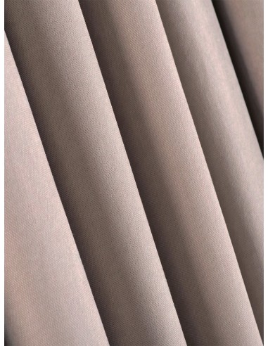 Внесете стил и топлина във вашия дом с тази готова завеса в елегантния светло сив нюанс.