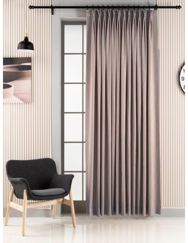 Внесете стил и топлина във вашия дом с тази готова завеса в елегантния светло сив нюанс.