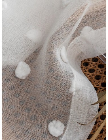 Текстил с релефни точки върху ленена материя