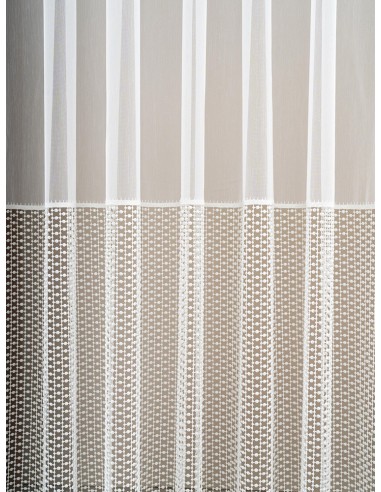 Бяло перде с ефектен дизайнерски бордюр