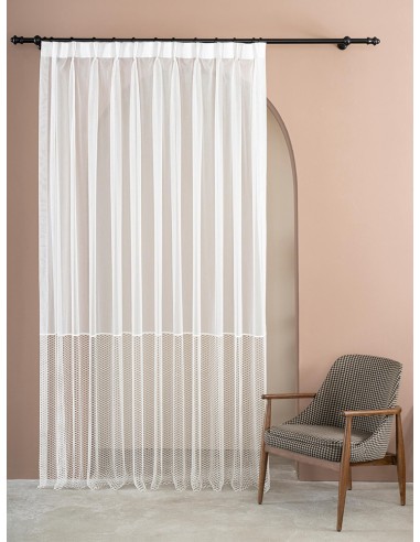 Бяло перде с ефектен дизайнерски бордюр
