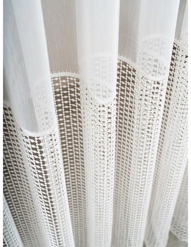 Бяло перде с ефектен дизайнерски бордюр
