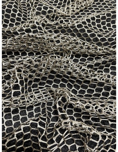 Едра мрежа в златист цвят