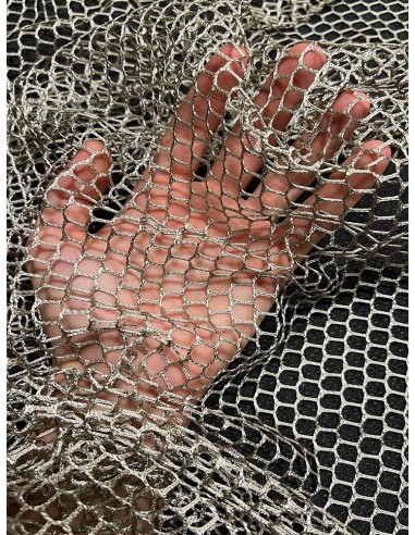 Едра мрежа в златист цвят