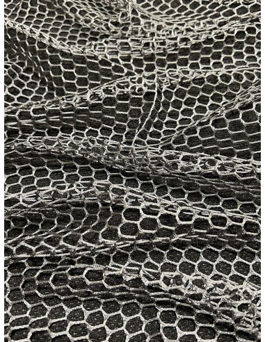 Едра мрежа в тъмно сив цвят