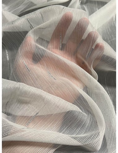 Тънко перде със сребристи линии