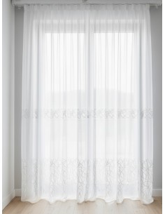Елегантно тънко перде с ефектна бродерия в бял цвят
