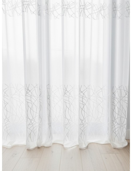 Елегантно тънко перде с ефектна бродерия в бял цвят