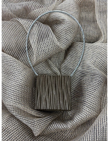 Магнит за перде в квадратна форма с лек релеф