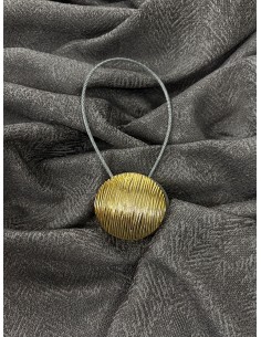 Златист кръгъл магнит с релеф и блясък