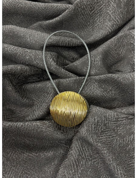 Златист кръгъл магнит с релеф и блясък