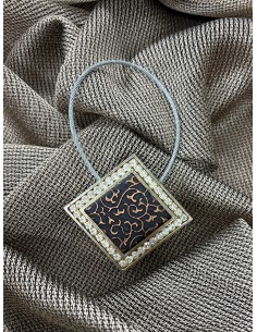 Квадратен златист магнит с орнаменти