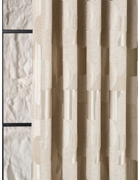 Мек текстил с геометрични сатенени фигури