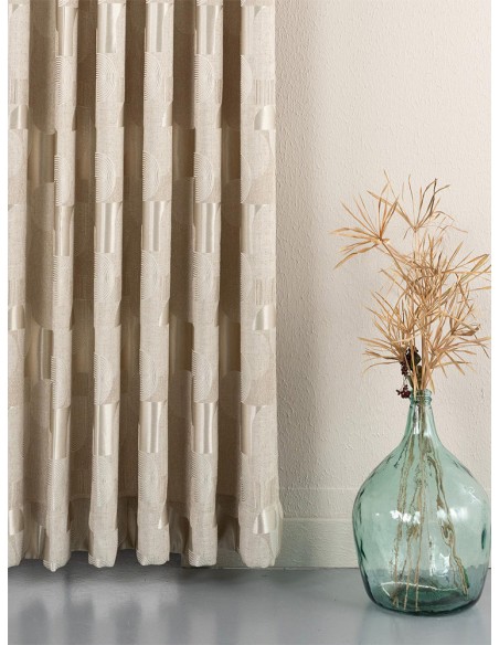 Мек текстил с геометрични сатенени фигури