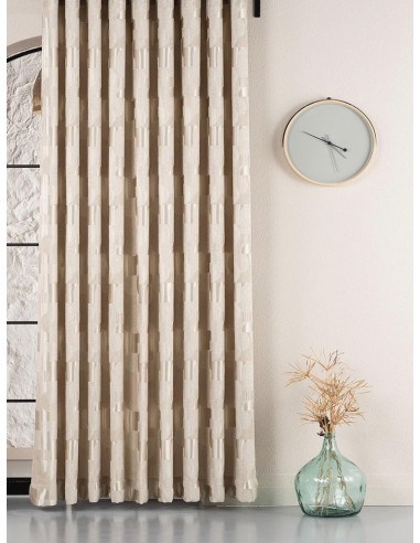 Мек текстил с геометрични сатенени фигури