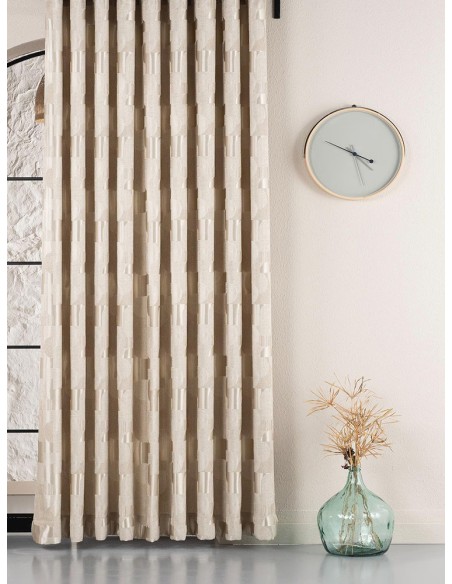 Мек текстил с геометрични сатенени фигури