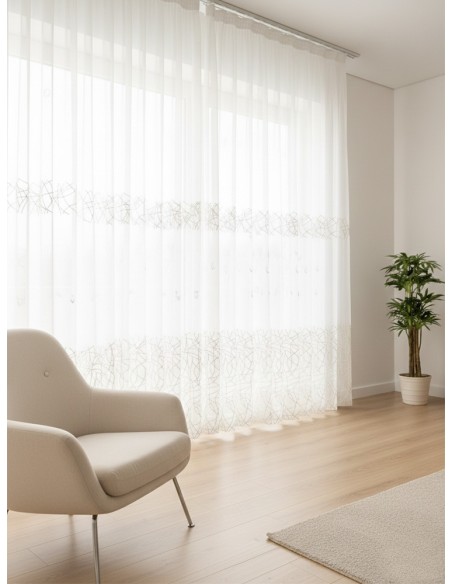 Елегантно тънко перде с ефектна бродерия в златист цвят