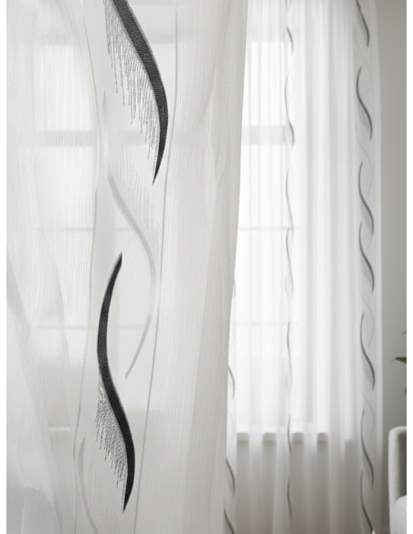 Тънко перде с вълнообразна шарка в черно и бяло