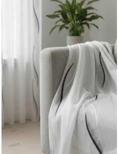 Тънко перде с вълнообразна шарка в черно и бяло