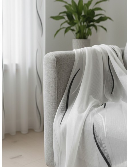 Тънко перде с вълнообразна шарка в черно и бяло